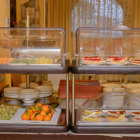 Ahg Donna Silvia Wellness Hotel Манерба-дель-Гарда Экстерьер фото