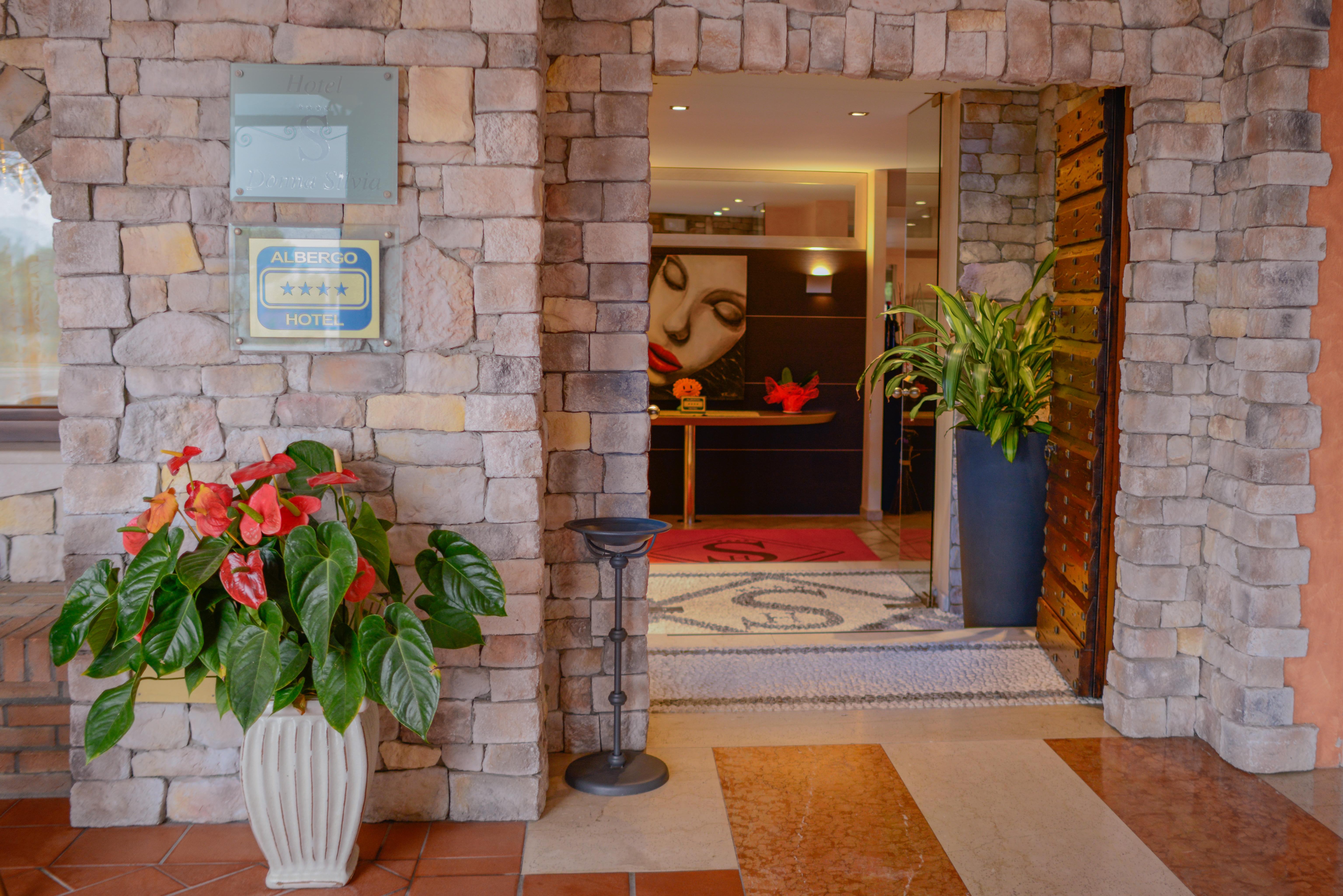 Ahg Donna Silvia Wellness Hotel Манерба-дель-Гарда Экстерьер фото