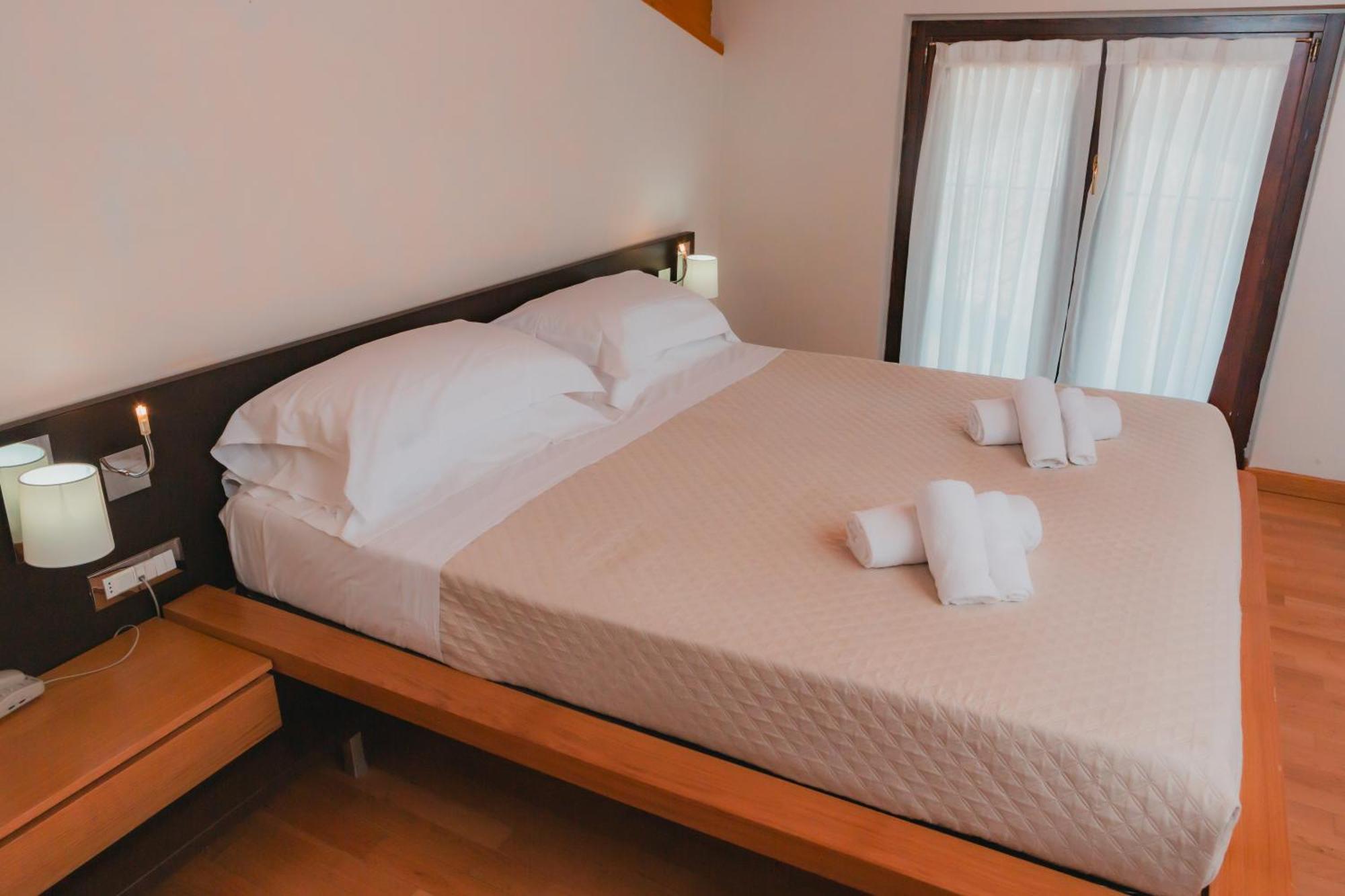 Ahg Donna Silvia Wellness Hotel Манерба-дель-Гарда Экстерьер фото